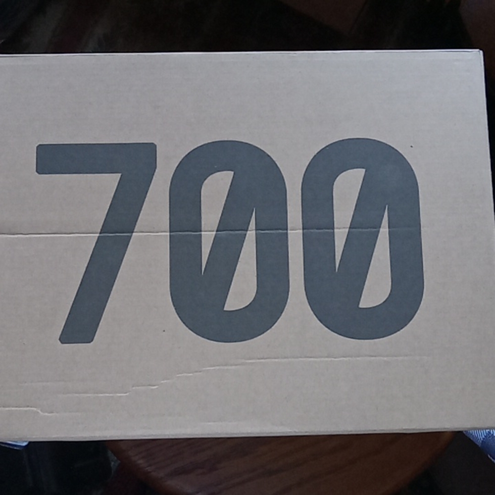 Yezzy sneakers 700